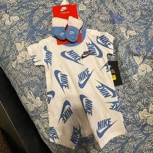 Nike baby unisex shortsleeved shorttall size 0-6 month